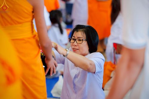 ภาพ No.222034:วันที่ 4 พฤษภาคม พ.ศ. 2568 พิธีตักบาตร เนื่องในวันอาทิตย์ต้นเดือน ณ บ้านแก้วเรือนทองคุณยายฯ วัดพระธรรมกาย