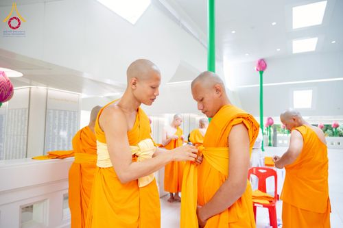 ภาพ No.256248:วันที่ 4 ตุลาคม พ.ศ. 2568 พิธีบรรพชาอุปสมบท  โครงการอุปสมบทหมู่บูชาธรรม 141 ปี  พระมงคลเทพมุนี (สด จนฺทสโร) ณ โบสถ์พระไตรปิฏก วัดพระธรรมกาย จ.ปทุมธานี