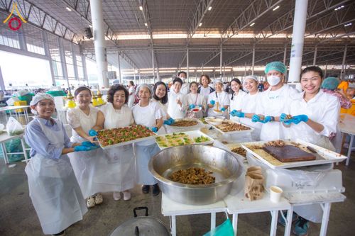 ภาพ No.203732:พิธีถวายภัตตาหารเป็นสังฆทาน แด่พระธรรมยาตรา ณ วัดพระธรรมกาย ตำบลคลองสาม อำเภอคลองหลวง จังหวัดปทุมธานี ในโครงการธรรมยาตรา กตัญญูบูชา มหาปูชนียาจารย์ พระมงคลเทพมุนี(สด จนฺทสโร) พระผู้ปราบมาร อนุสรณ์สถาน 7 แห่ง ปีที่ 13 วันที่ 30 มกราคม พ.ศ. 2568