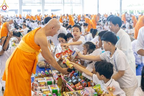 ภาพ No.151058:พิธีตักบาตร ในวันอาทิตย์ต้นเดือน วันที่ 1 กันยายน พ.ศ. 2567 ณ สภาธรรมกายสากล วัดพระธรรมกาย
