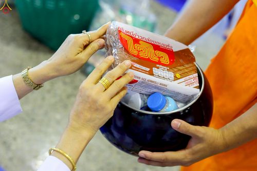 ภาพ No.243537:วันที่ 7 กันยายน พ.ศ. 2568 พิธีตักบาตร ข้าวสารอาหารแห้ง ในวันครูผู้ค้นพบวิชชาธรรมกาย ณ บ้านแก้วเรือนทองคุณยายฯ สภาธรรมกายสากล วัดพระธรรมกาย