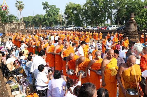 ภาพ No.58751:พิธีตักบาตรพระ ๑,๐๐๐ รูป สมโภชครบรอบ ๘๐๐ ปี พระบรมธาตุเมืองเชลียง ณ วัดพระศรีรัตนมหาธาตุ ราชวรวิหาร  (วัดพระปรางค์) ต.ศรีสัชนาลัย  อ.ศรีสัชนาลัย จ.สุโขทัย วันพฤหัสบดีที่ ๒๕ เมษายน พ.ศ. ๒๕๖๗