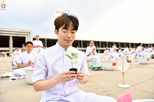 ภาพ No.252952:วันที่ 10 ตุลาคม พ.ศ. 2568 พิธีปลูกต้นทรัพย์บานชื่น ณ ลานธรรม วัดพระธรรมกาย