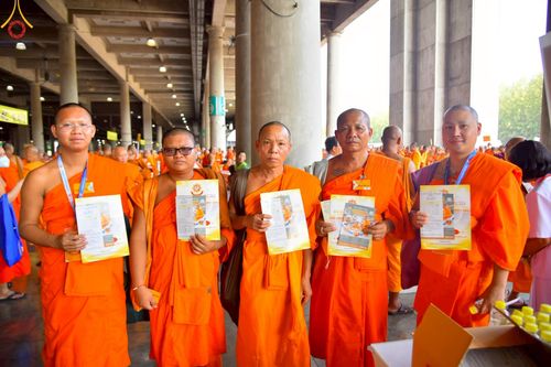 ภาพ No.219334:บรรยากาศการเดินทางเข้าวัดพระธรรมกาย , การต้อนรับปฏิสันถาร , การฉันภัตตาหารเช้า , การลงทะเบียนพระสังฆาธิการ  เนื่องในวันคุ้มครองโลก พิธีถวายมหาสังฆทานคณะสงฆ์ 40,000 กว่าวัดทั่วประเทศ ณ วัดพระธรรมกาย