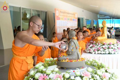 ภาพ No.218110:วันอาทิตย์ที่ 13 เมษายน พ.ศ. 2568 พิธีตักบาตรฉลองสามเณรใหม่ 75 รูป เนื่องในวันสงกรานต์ (โครงการบรรพชาสามเณรฟื้นฟูพระพุทธศาสนาทั่วไทย ประจำปีพุทธศักราช 2568) ณ ศูนย์ปฏิบัติธรรมระยอง(บ้านช่องลม) ตำบลบางบุตร อำเภอบ้านค่าย จังหวัดระยอง