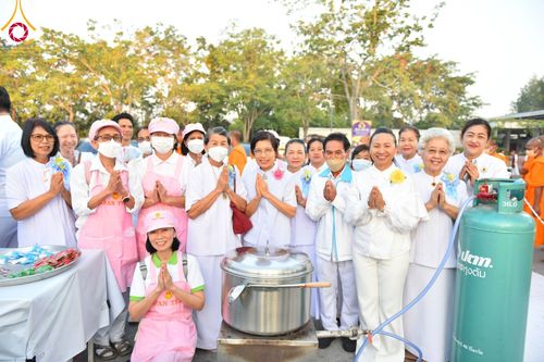 ภาพ No.106747:พิธีถวายภัตตาหารเป็นสังฆทาน แด่คณะพระธรรมยาตราฯ ในโครงการธรรมยาตรากตัญญูบูชา มหาปูชนียาจารย์ พระมงคลเทพมุนี(สด จนฺทสโร) พระผู้ปราบมาร อนุสรณ์สถาน 7 แห่ง ปีที่ 12 วันที่ 6 มกราคม พ.ศ. 2567 ณ อนุสรณ์สถานโลตัสแลนด์ จ.สุพรรณบุรี