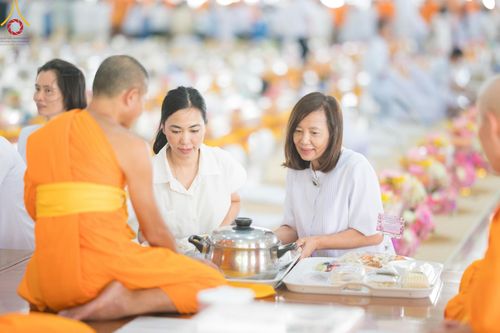 ภาพ No.157727:พิธีถวายภัตตาหารเมนูสวรรค์ ในพรรษาแห่งการเข้าถึงธรรม วันเสาร์ที่ 28 กันยายน พ.ศ. 2567 ณ หอฉันคุณยายอาจารย์ฯ วัดพระธรรมกาย