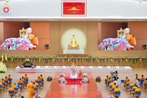 ภาพ No.208843:พระบาทสมเด็จพระเจ้าอยู่หัวทรงพระกรุณาโปรดเกล้าฯ พระราชทานภัตตาหารพระราชทาน แด่พระภิกษุ สามเณร ในการสอบบาลีสนามหลวง ณ วัดพระธรรมกาย วันที่ 22 กุมภาพันธ์ พ.ศ. 2568 ณ วัดพระธรรมกาย อำเภอคลองหลวง จังหวัดปทุมธานี