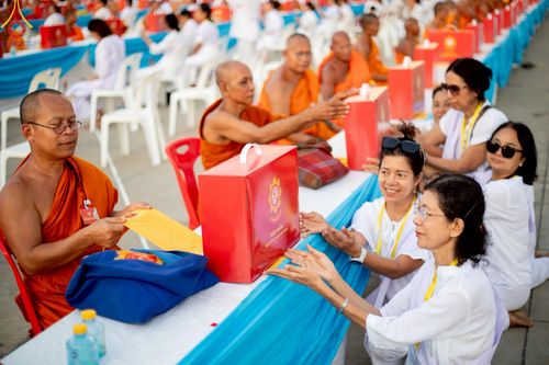 ภาพ No.219638:วันอังคารที่ 22 เมษายน พ.ศ. 2568 พิธีถวายมหาสังฆทานคณะสงฆ์ 40,000 กว่าวัดทั่วประเทศ เนื่องในวันคุ้มครองโลก ณ วัดพระธรรมกาย จ.ปทุมธานี