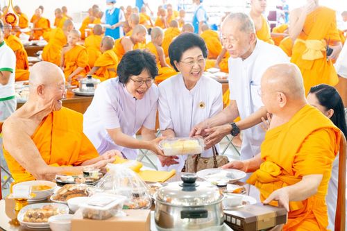 ภาพ No.143241:พิธีถวายภัตตาหารเพื่อเป็นกำลังแห่งการเข้าถึงธรรม ของพระภิกษุสามเณร วัดพระธรรมกาย วันเสาร์ที่ 6 กรกฏาคม พ.ศ. 2567 ณ หอฉันคุณยายอาจารย์ วัดพระธรรมกาย จ.ปทุมธานี