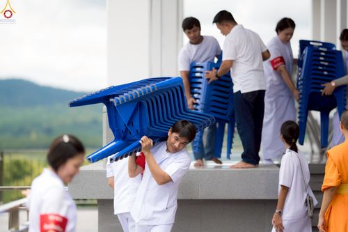 ภาพ No.239817:วันที่ 16-17 สิงหาคม พ.ศ. 2568 การปฏิบัติหน้าที่ของเจ้าหน้าที่ทุกสถานะ เพื่องานพิธีอัญเชิญรูปเหมือนพระมงคลเทพมุนี (สด จันทสโร) และพิธีกดปุ่มอัญเชิญรูปเหมือน พระมงคลเทพมุนี (สด จันทสโร) ณ มหาวิหารแก้วพระมงคลเทพมุนี ศูนย์ปฏิบัติธรรมแก้วเมืองเลย จ.เลย