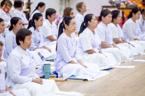 ภาพ No.221919:โครงการปฏิบัติธรรมอบรมศีลธรรม “บวชอุบาสิกาแก้ว” ถวายเป็นพระราชกุศลแด่พระบาทสมเด็จพระเจ้าอยู่หัว เนื่องในโอกาสมหามงคล “วันฉัตรมงคล”  ระหว่างวันที่ 2 – 4 พฤษภาคม 2568  ณ อาคาร 115 ปี คุณยายอาจารย์ฯ