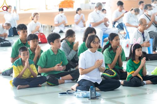 ภาพ No.122927:พิธีสวดพระพุทธมนต์ พิธีทอดผ้าบังสุกุล และพิธีถวายภัตตาหาร เป็นสังฆทานแด่พระภิกษุ สามเณร เนื่องในวันมหาปูชนียาจารย์ วันเสาร์ที่ 3 กุมภาพันธ์ พ.ศ. 2567 ณ หอฉันคุณยายอาจารย์ฯ วัดพระธรรมกาย