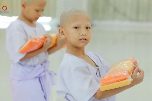 ภาพ No.216246:วันเสาร์ที่ 5 เมษายน พ.ศ. 2568 พิธีตัดปอยผม พิธีขอขมาผู้ปกครอง พิธีขอขมามอบผ้าไตร พิธีบรรพชา พิธีถวายบาตรสามเณร ณ ศูนย์ปฏิบัติธรรมและศูนย์อบรมเยาวชนเพชรบุรี ต.ท่าแลง อ.ท่ายาง จ.เพชรบุรี