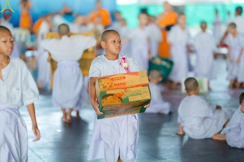 ภาพ No.214651:วันศุกร์ที่ 4 เมษายน พ.ศ.2568 นาคธรรมทายาทตักบาตรพระพี่เลี้ยง ในโครงการบรรพชาสามเณร ฟื้นฟูพระพุทธศาสนาทั่วไทย ณ วิหารคด 22 วัดพระธรรมกาย