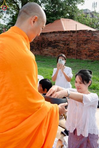 ภาพ No.138585:พิธีตักบาตร วัดราชบูรณะ จ.พระนครศรีอยุธยา วันที่ 25 พฤษภาคม พ.ศ.2567