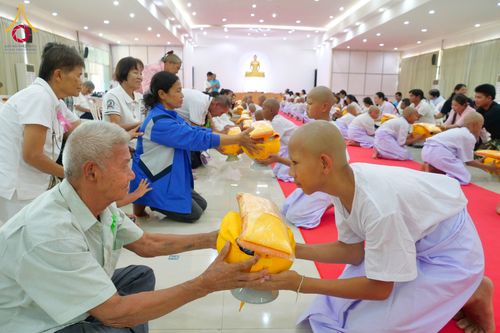 ภาพ No.319888:วันเสาร์ที่ 4 เมษายน พ.ศ.2569 พิธีตัดปอยผมและปลงผม พิธีขอขมาผู้ปกครองและมอบผ้าไตร พิธีบรรพชาและถวายบาตร ณ ศูนย์ปฏิบัติธรรมและศูนย์อบรมเยาวชนเพชรบุรี  ต.ท่าแลง อ.ท่ายาง จ.เพชรบุรี