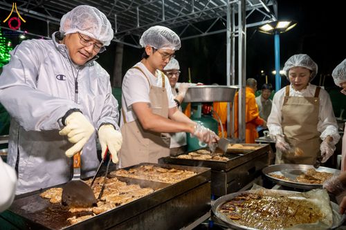 ภาพ No.292734:วันที่ 12 มกราคม พ.ศ. 2569 พิธีถวายภัตตาหารเป็นสังฆทาน แด่พระธรรมยาตรา ณ อนุสรณ์สถานมหาวิหารพระมงคลเทพมุนี (โลตัสแลนด์) อ.สองพี่น้อง จ.สุพรรณบุรี ในโครงการธรรมยาตรา กตัญญูบูชา มหาปูชนียาจารย์ พระมงคลเทพมุนี(สด จนฺทสโร) พระผู้ปราบมาร อนุสรณ์สถาน 7 แห่ง ปี