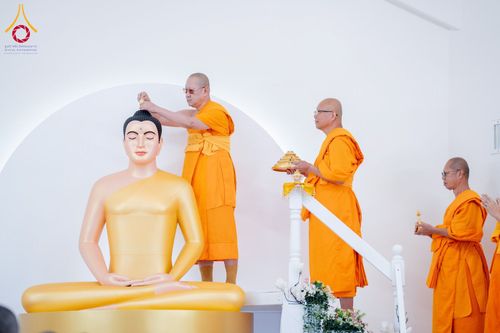 พระภิกษุสงฆ์ประกอบพิธีทางศาสนาอัญเชิญพระบรมสารีริกธาตุบนพระเศียรพระพุทธรูปองค์สีทอง