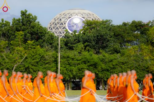 ภาพ No.89084:พิธีอัญเชิญรูปหล่อทองคำ  คุณยายอาจารย์มหารัตนอุบาสิกาจันทร์ ขนนกยูง เพื่อประดิษฐาน ณ มหาวิหารคุณยายอาจารย์ฯ เนื่องในวันครูผู้ค้นพบวิชชาธรรมกาย วันศุกร์ที่ 29 กันยายน พ.ศ. 2566