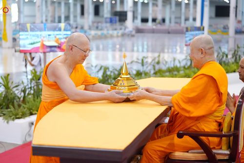ภาพ No.341941:วันพุธที่ 29 กรกฎาคม พ.ศ. 2569 พิธีประดิษฐานพระบรมสารีริกธาตุภายในเกศดอกบัวตูมองค์พระธรรมกายเพื่ออัญเชิญไปประดิษฐาน  วัดพุทธสันติวัน ธรรมชัย เมืองนาคปูร์ รัฐมหาราษฏระ ประเทศอินเดีย ณ  วัดพระธรรมกาย จ.ปทุมธานี