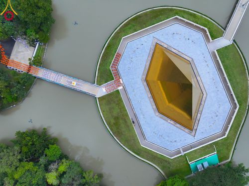 ภาพ No.89200:พิธีอัญเชิญรูปหล่อทองคำ  คุณยายอาจารย์มหารัตนอุบาสิกาจันทร์ ขนนกยูง เพื่อประดิษฐาน ณ มหาวิหารคุณยายอาจารย์ฯ เนื่องในวันครูผู้ค้นพบวิชชาธรรมกาย วันศุกร์ที่ 29 กันยายน พ.ศ. 2566