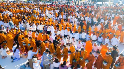 ภาพ No.280258:วันอังคารที่ ๓๐ ธันวาคม พ.ศ. ๒๕๖๘ พิธีตักบาตรพระ ๑,๐๖๙ รูป จังหวัดกาฬสินธุ์   ณ บริเวณสนามหน้าศาลากลาง จังหวัดกาฬสินธุ์ (หลังเก่า)