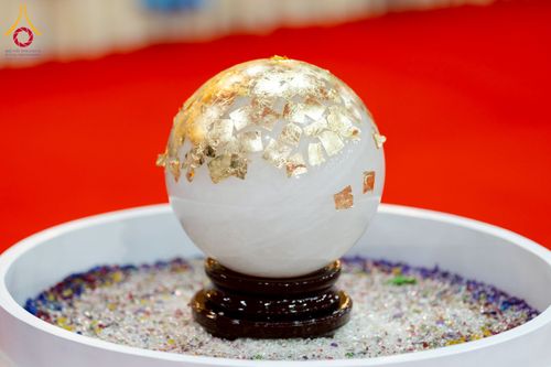 ภาพ No.221420:วันอาทิตย์ที่ 27 เมษายน พ.ศ. 2568 พิธีเจริญพระพุทธมนต์สมโภชดวงแก้วธรรมชัย เนื่องในโอกาสบูชาธรรม 81 ปีหลวงพ่อธัมมชโย อัญเชิญประดิษฐานเนื่องในโอกาสสถาปนาวัดพระธรรมกายไอซ์แลนด์ ณ อาคารปลูกศรัทธา 1 วัดพระธรรมกาย อำเภอคลองหลวง จังหวัดปทุมธานี