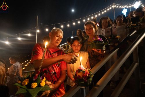 ภาพ No.175992:พิธีจุดประทีปโคมลาน, โคมลอยและลอยกระทง ถวายประทีปเป็นพุทธบูชา สร้างความสว่างไสวให้กับแผ่นดินด้วยแสงธรรม วันที่ 15 พฤศจิกายน พ.ศ. 2567 ณ พุทธอุทยานนานาชาติ อ.โพนพิสัย จ.หนองคาย