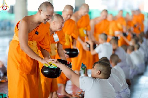 ภาพ No.214637:วันศุกร์ที่ 4 เมษายน พ.ศ.2568 นาคธรรมทายาทตักบาตรพระพี่เลี้ยง ในโครงการบรรพชาสามเณร ฟื้นฟูพระพุทธศาสนาทั่วไทย ณ วิหารคด 22 วัดพระธรรมกาย