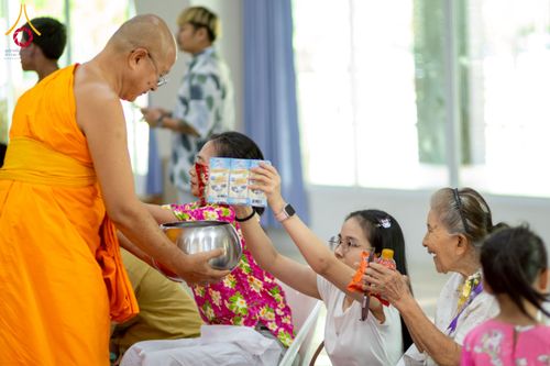 ภาพ No.218096:วันอาทิตย์ที่ 13 เมษายน พ.ศ. 2568 พิธีตักบาตรฉลองสามเณรใหม่ 75 รูป เนื่องในวันสงกรานต์ (โครงการบรรพชาสามเณรฟื้นฟูพระพุทธศาสนาทั่วไทย ประจำปีพุทธศักราช 2568) ณ ศูนย์ปฏิบัติธรรมระยอง(บ้านช่องลม) ตำบลบางบุตร อำเภอบ้านค่าย จังหวัดระยอง