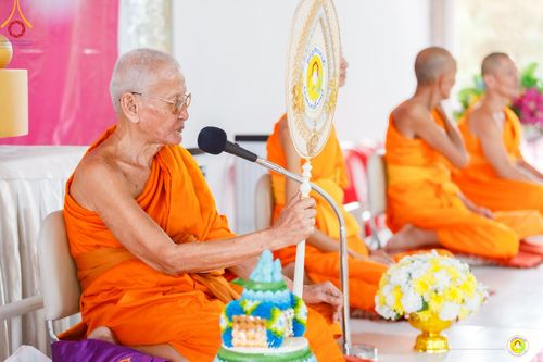 ภาพ No.215998:วันพฤหัสบดีที่ 3 เมษายน พ.ศ. 2568 พิธีบรรพชาสามเณร ภาคฤดูร้อน รุ่นที่ 15  บูชาธรรมหลวงพ่อธัมมชโย 81 ปี 81 รูป ณ ศูนย์ปฏิบัติธรรมสวนผึ้ง จ.ราชบุรี