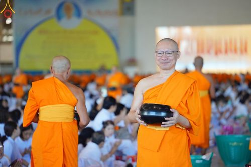 ภาพ No.151044:พิธีตักบาตร ในวันอาทิตย์ต้นเดือน วันที่ 1 กันยายน พ.ศ. 2567 ณ สภาธรรมกายสากล วัดพระธรรมกาย