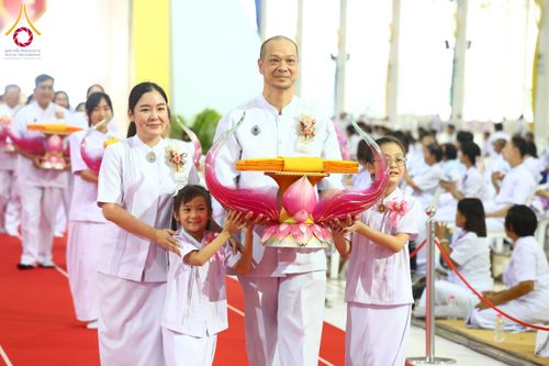 ภาพ No.215434:วันอาทิตย์ต้นเดือนที่ 6 เมษายน พ.ศ. 2568 ขบวนอัญเชิญผ้าป่าสมทบ มหาสังฆทาน 40,000 กว่าวัดทั่วประเทศ ณ สภาธรรมกายสากล วัดพระธรรมกาย