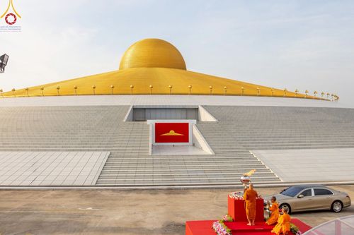 ภาพ No.221605:วันอังคารที่ 22 เมษายน พ.ศ. 2568 ภาพพิธีถวายมหาสังฆทานคณะสงฆ์ 40,000 กว่าวัดทั่วประเทศ เนื่องในวันคุ้มครองโลก ชุดที่ 2 (ปลื้มให้สมการรอคอย) ณ ลานธรรมพระมหาธรรมกายเจดีย์ วัดพระธรรมกาย