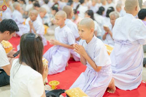ภาพ No.135095: พิธีบรรพชาสามเณร  พิธีตักบาตรฉลองสามเณรใหม่ วันที่ 1 เมษายน พ.ศ.2567 ในโครงการบรรพชาสามเณรฟื้นฟูพระพุทธศาสนาทั่วไทย ณ ศูนย์ปฏิบัติธรรมแก้วเมืองเลย