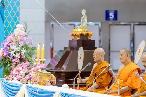 ภาพ No.233813:วันเสาร์ที่ 19 กรกฎาคม พ.ศ.2568 วันมหารำลึก ครั้งที่ 35 พิธีรำลึกถึงนักสร้างบารมี , พิธีสวดพระพุทธมนต์ , พิธีทอดผ้าบังสกุลและถวายไทยธรรม วัดพระธรรมกาย