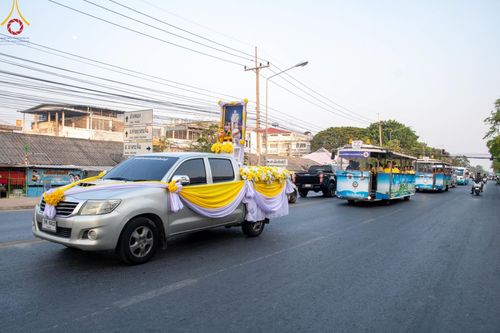 ภาพ No.59166:พิธีปลงผมและแห่นาคธรรมทายาท ในโครงการบรรพชาสามเณร ภาคฤดูร้อน เฉลิมพระเกียรติพระบาทสมเด็จพระเจ้าอยู่หัว เนื่องในโอกาส  พระราชพิธีมหามงคลเฉลิมพระชนมพรรษา 6 รอบ  ปลงผมนาคในวันที่ 21 เมษายน พ.ศ 2567 ณ วัดกลางธนรินทร์ (ธรรมอุทยานบ้านแป้ง)