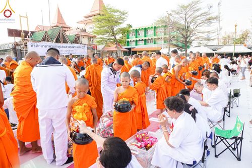 ภาพ No.58163:พิธีตักบาตรพระภิกษุและสามเณร 180 รูป ณ ลานองค์พระสมุทรเจดีย์ จ.สมุทรปราการ วันเสาร์ที่ 27 เมษายน พ.ศ. 2567