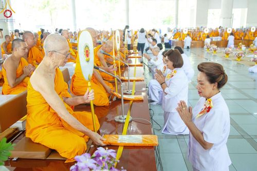 ภาพ No.205727:พิธีสวดพระพุทธมนต์ และถวายภัตตาหารเมนูสวรรค์แด่พระภิกษุ สามเณร วันจันทร์ที่ 3 กุมภาพันธ์ พ.ศ. 2568 ณ หอฉันคุณยายอาจารย์ฯ วัดพระธรรมกาย