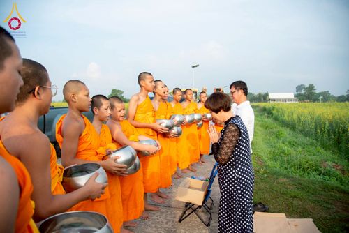 ภาพ No.218000:วันศุกร์ที่ 11 เมษายน พ.ศ. 2568 พระและสามเณร 99 รูป จากศูนย์ปฏิบัติธรรมระยอง(บ้านช่องลม) บิณฑบาต ณ ทุ่งปอเทือง ต.บางบุตร อ.บ้านค่าย จ.ระยอง เพื่อเป็นการฝึกสามเณรภาคฤดูร้อน ผ่านกิจวัตรบิณฑบาตในพื้นที่ชุมชน