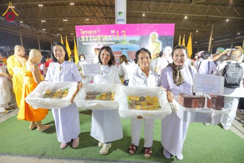 ภาพ No.204334:พิธีถวายภัตตาหารเป็นสังฆทาน แด่พระธรรมยาตรา ณ วัดพระธรรมกาย ตำบลคลองสาม อำเภอคลองหลวง จังหวัดปทุมธานี ในโครงการธรรมยาตรา กตัญญูบูชา มหาปูชนียาจารย์ พระมงคลเทพมุนี(สด จนฺทสโร) พระผู้ปราบมาร อนุสรณ์สถาน 7 แห่ง ปีที่ 13 วันที่ 31 มกราคม พ.ศ. 2568