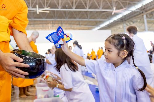 ภาพ No.243523:วันที่ 7 กันยายน พ.ศ. 2568 พิธีตักบาตร ข้าวสารอาหารแห้ง ในวันครูผู้ค้นพบวิชชาธรรมกาย ณ บ้านแก้วเรือนทองคุณยายฯ สภาธรรมกายสากล วัดพระธรรมกาย