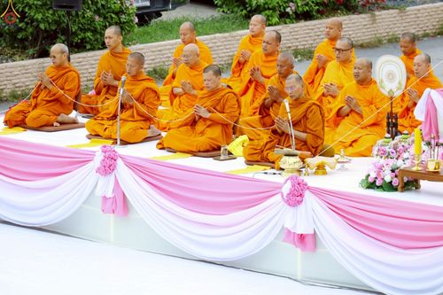 ภาพ No.241931:วันอาทิตย์ที่ 31 สิงหาคม พ.ศ. 2568 พิธีทำบุญแด่คณะสงฆ์ 122 รูป ฉลอง 121 ปี อำเภอคลองหลวง จ.ปทุมธานี เพื่อนำส่งช่วยเหลือคณะสงฆ์ 323 วัด 4 จังหวัดชายแดนภาคใต้ และช่วยเหลือประชาชนจากเหตุปะทะ แนวชายแดนไทย-กัมพูชา ณ บริเวณหน้าที่ว่าการอำเภอคลองหลวง 