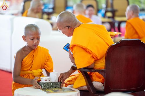 ภาพ No.60362:การต้อนรับพระสังฆาธิการ 10,000 กว่าวัดทั่วประเทศ พิธีมอบปัจจัยช่วยเหลือครู 4 จังหวัดชายแดนภาคใต้ พิธีปฏิบัติธรรม ในวันคุ้มครองโลก วันจันทร์ที่ 22 เมษายน พ.ศ.2567 ณ วัดพระธรรมกาย จ.ปทุมธานี