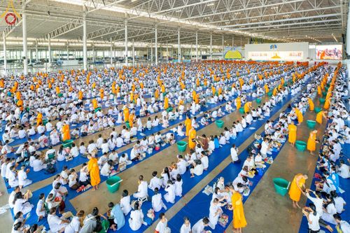 ภาพ No.149949:พิธีตักบาตร , พิธีปฎิบัติธรรม , พิธีถวายภัตตาหารเมนูสวรรค์ ในพรรษาแห่งการเข้าถึงธรรม วันธรรมชัย วันอังคารที่ 27 สิงหาคม พ.ศ.2567 ณ สภาธรรมกายสากล วัดพระธรรมกาย