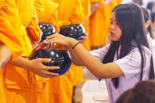 ภาพ No.126560:พิธีตักบาตร ในวันอาทิตย์ต้นเดือนที่ 3 มีนาคม พ.ศ. 2567 ณ บ้านแก้วเรือนทองคุณยายฯ วัดพระธรรมกาย