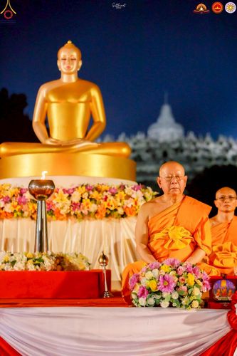 ภาพ No.224523:วันจันทร์ที่ 12 พฤษภาคม พ.ศ. 2568  ชาวพุทธในอินโดนีเซีย ร่วมฉลองวิสาขบูชาจุดประทีปกว่า 200,000 ดวง ณ พระมหาเจดีย์บรมพุทโธ  เจริญพุทธมนต์ถวาย “พระวชิรเกล้าเจ้าอยู่หัว”