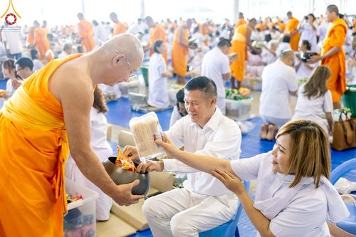 ภาพ No.222021:วันที่ 4 พฤษภาคม พ.ศ. 2568 พิธีตักบาตร เนื่องในวันอาทิตย์ต้นเดือน ณ บ้านแก้วเรือนทองคุณยายฯ วัดพระธรรมกาย