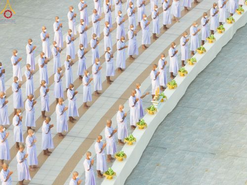 ภาพ No.101467:พิธีเวียนประทักษิณ, พิธีวันทาเจดีย์, พิธีขอขมาและมอบผ้าไตร ในโครงการอุปสมบทหมู่ รุ่นบูชาธรรมมหาปูชนียาจารย์ ณ วัดพระธรรมกาย ในวันที่ 9 ธันวาคม พ.ศ. 2566